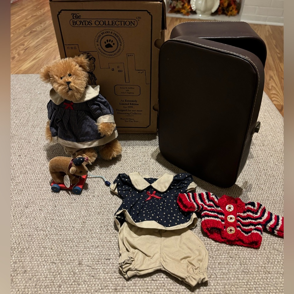 Boyd’s  The Uptown Collection Kelsey JodiBear with Arby Tugalong Set